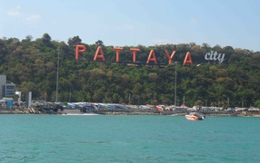 Вывеска города на курорте в Паттайе, Таиланд