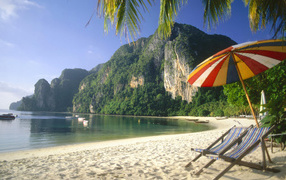 Пляжные лежаки в Пхукете