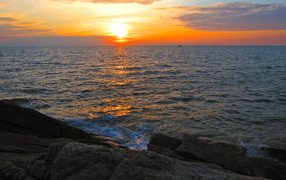 Закат солнца на берегу на острове Самет, Таиланд