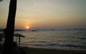 Закат солнца на пляже на курорте в Паттайе, Таиланд