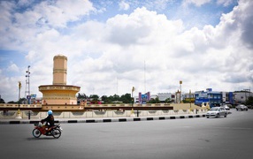 Уличное движение на курорте Лопбури, Таиланд