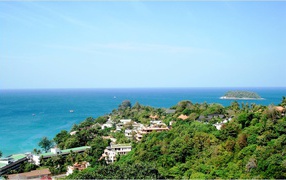 Городские здания на курорте острова Ко Лан, Таиланд