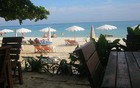 Зимний отдых на пляже на острове Чанг, Таиланд