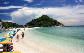 Зимний отдых на пляже на острове Ко Куд, Таиланд