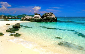 Скалы у берега в Пхукете, Таиланд