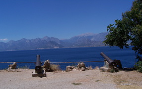 Пушки на побережье в Кушадасы, Турция