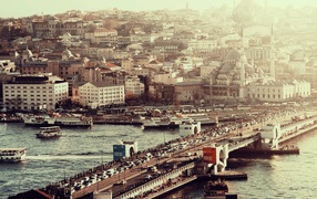 Загруженный мост в Стамбуле