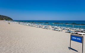 Бескрайний пляж в Кушадасы, Турция