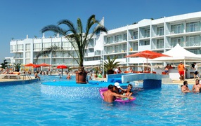 Бассейн в Кушадасы, Турция