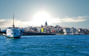 Корабль в заливе в Стамбуле