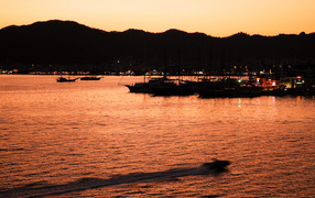 Закат солнца в бухте Мармарис, Турция