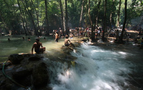 Водопад в парке в Мерсине, Турция