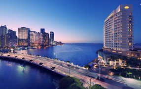 Освещенный мост в Майами