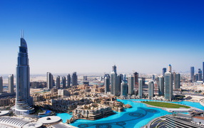 Город Дубаи в лучах солнца