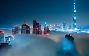 Небоскребы в тумане в Дубаи