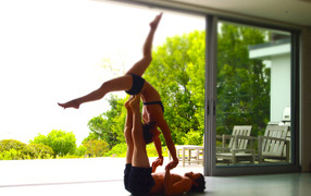 Пара заниматься йогой