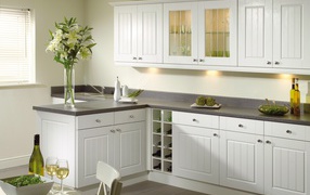 Большой букет на столе в кухне