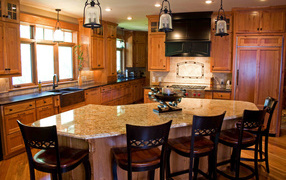 Большой стол в кухне