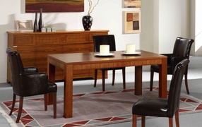 Небольшой стол в столовой