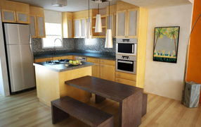 Небольшой стол на кухне