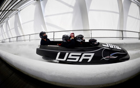 Обладатель бронзовой медали американский бобслеист Крис Фогт на олимпиаде в Сочи