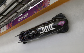 Обладатель бронзовой медали американский бобслеист Кёртис Томасевич 