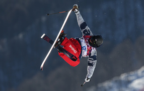 Американский фристайлист Гас Кенуорти обладатель серебряной медали