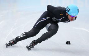 Американский шорт-трекист Эдуардо Алварез обладатель серебряной медали