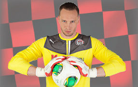 Вратарь Амкара Сергей Нарубин с мячом