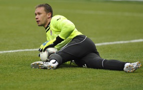 Вратарь Амкара Сергей Нарубин на поле