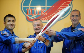 Astronauts with the torch Olympic Games in Sochi 2014