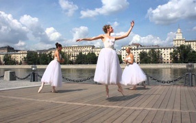 Балерины на пристани