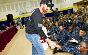 Бейсболист Адам Ляруш с военными