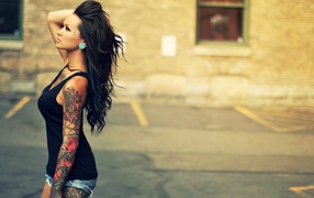Красивая девушка с татуировками