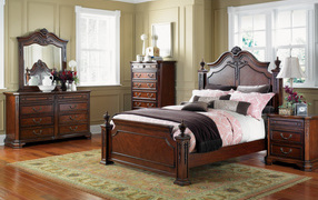 Кровать у окна в спальне