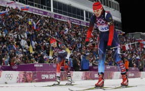 Биатлонисты на фоне трибун на Олимпиаде в Сочи