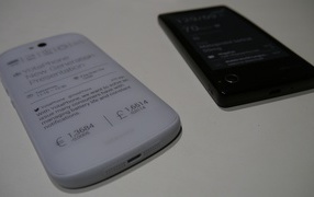 Черный и белый YotaPhone 2
