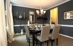 Black walls in the dining room