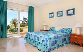 Голубые шторы в спальне