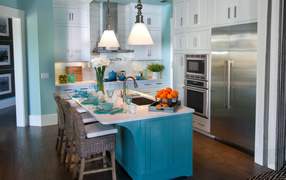 Голубой стол в кухне