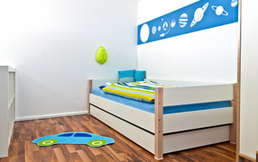 Яркая кровать в детской комнате