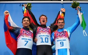 Обладатель бронзовой медали итальянский саночник Армин Цоггелер на олимпиаде в Сочи