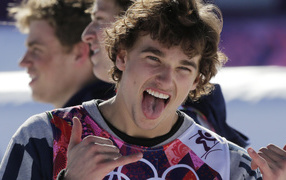 Обладатель бронзовой медали в дисциплине фристайл Николас Геппер на олимпиаде в Сочи