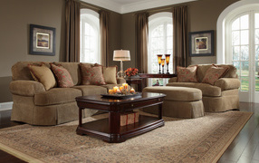 Коричневый диван в гостиной