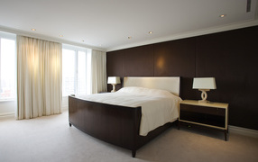 Коричневая стена в спальне