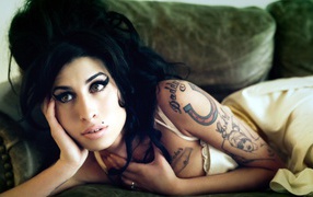 Девушка брюнетка с татуировкой