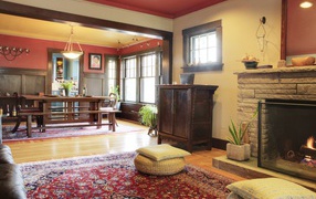 Горящий камин в гостиной