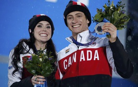 Канадские фигуристы Тесса Вирчу и Скотт Мойр обладатели двух серебряных медалей