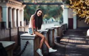 Веселая девушка в кедах