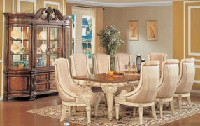 Кресла кремового цвета в столовой